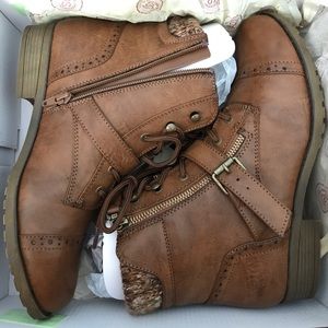 Women’s Brand New Hackberry Ankle Boots - Size 8.5